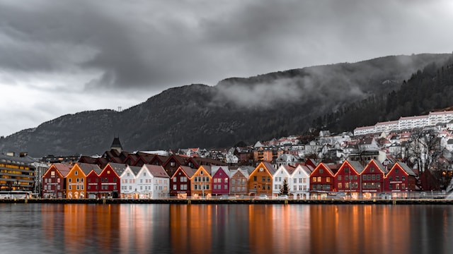 Bryggen i Bergen, Norge – fargerike trehus ved vannet.