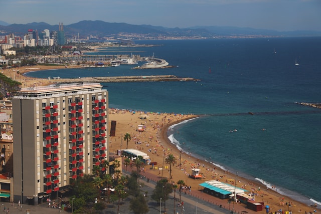 Barcelona – strand, skyline og hotell, en populær rute for flytting og frakt til Spania.
